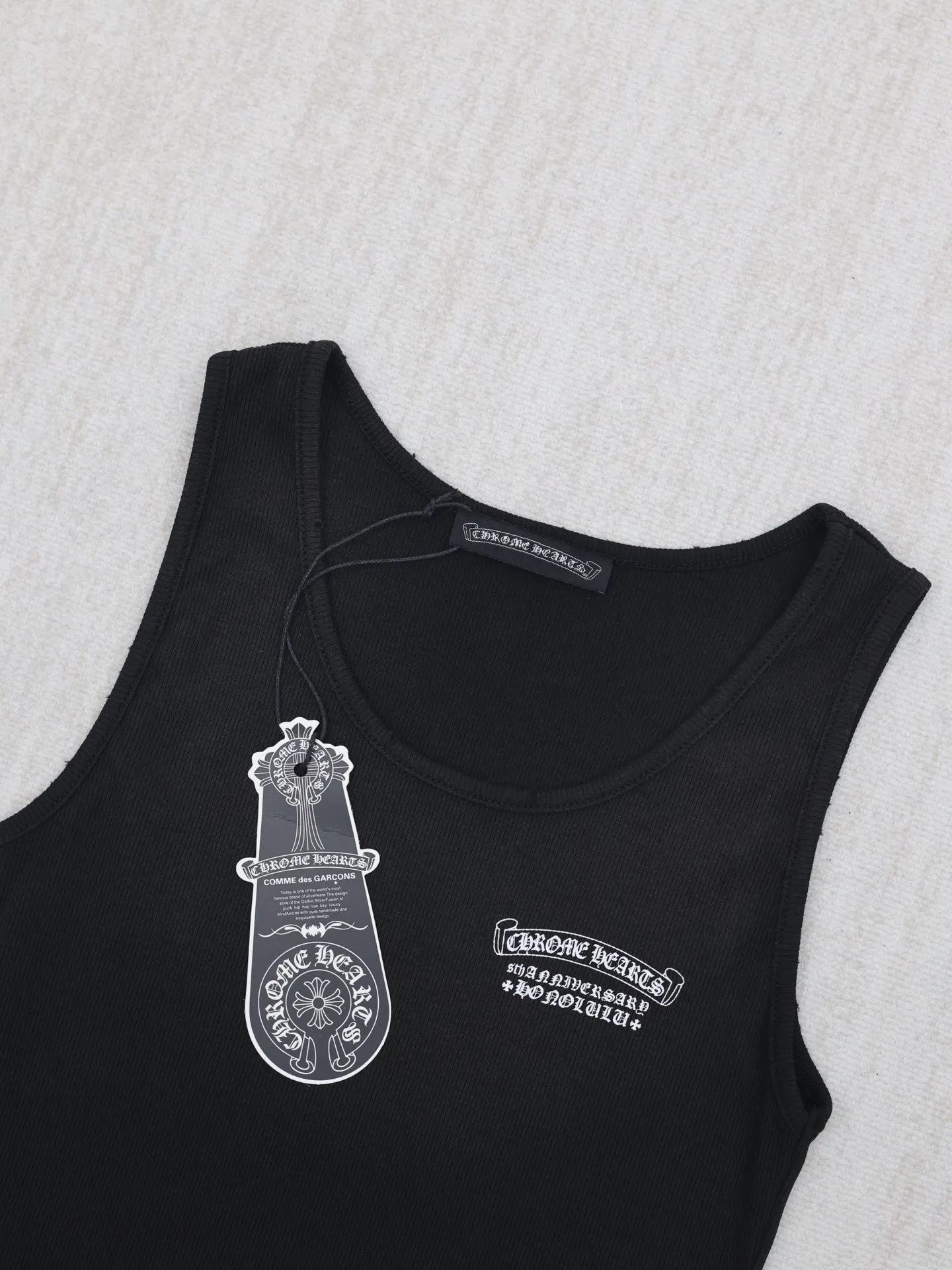 🅿️230 Come Hearts*/Cro Hearts 25 new cross Sanskrit printed knitted vest. Made of high-gramme weight imported yarn and high-elastic thread fabric. The body is designed with line splicing. The elasticity is particularly slimming and has a particularly slimming effect. Minimalist appearance. The texture is online. It is relaxed and comfortable. Wear it alone or layered to have different styles. A must-have for every hand. Size: S/M/L